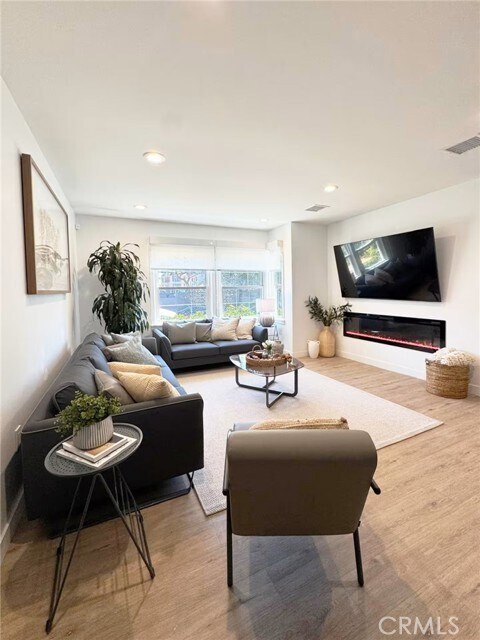 Building Photo - 2141 Fox Hills Dr