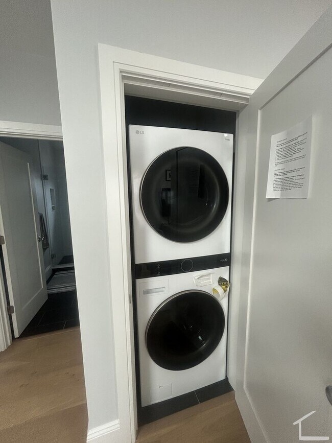 Foto del edificio - 9/1 No Fee! Modern 3BR/2BA near Oak Sq w/parking!