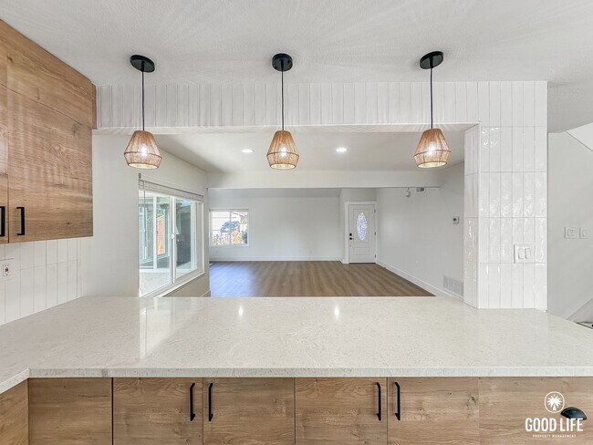 Foto del edificio - Executive Luxury Living in Mira Mesa | Fully Remodeled 4BR Residence with Private Balcony & Enter...