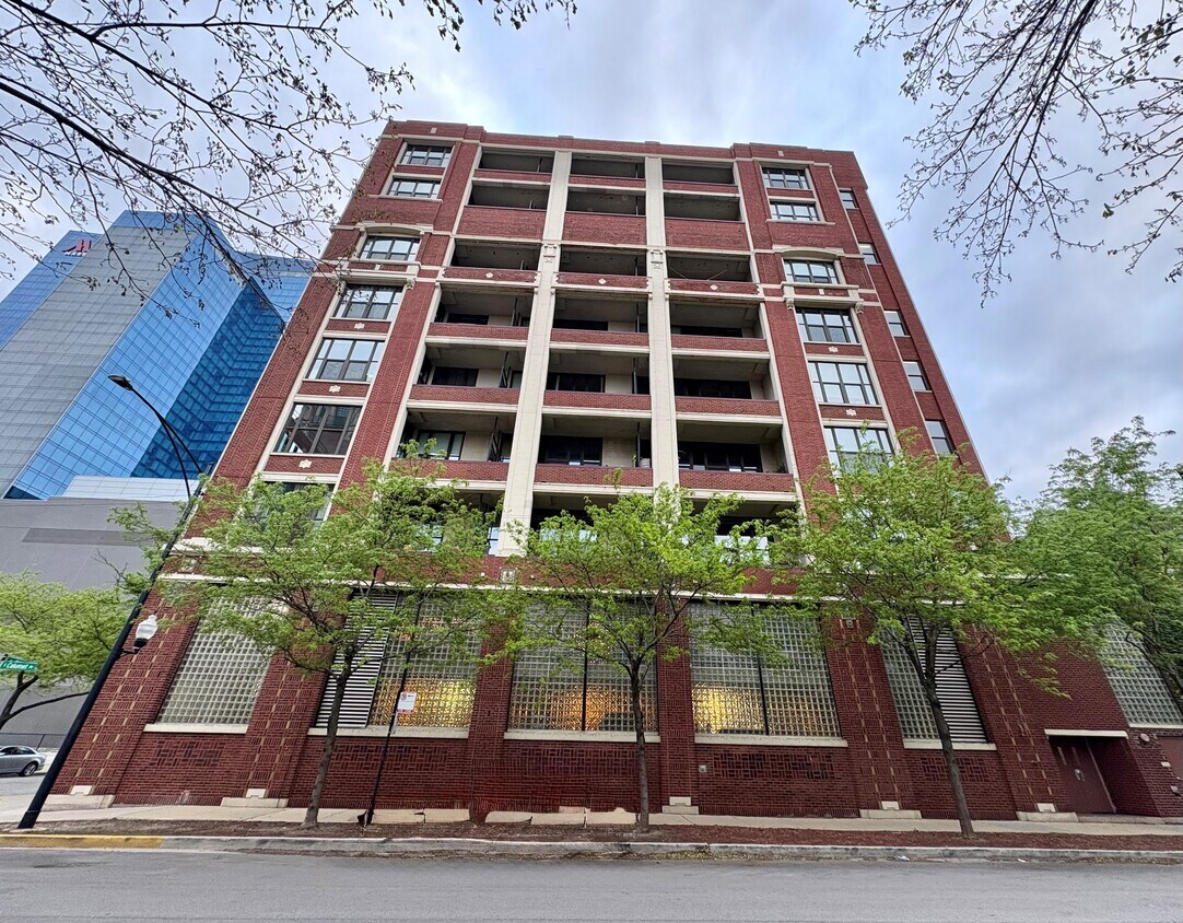 Primary Photo - 320 E 21st St