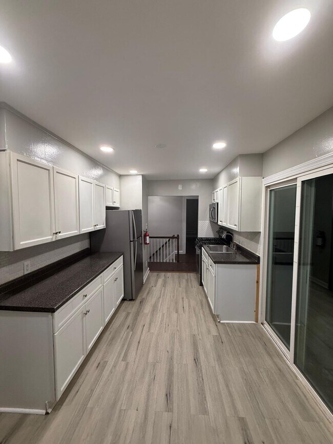 Foto del edificio - 1720 Burnet Ave