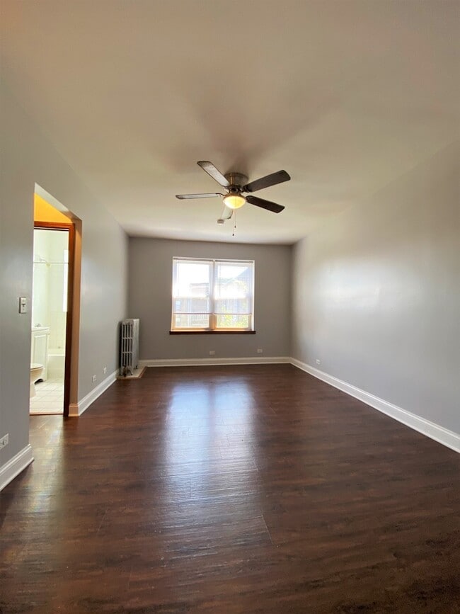 Building Photo - 4031 N Kenmore Ave