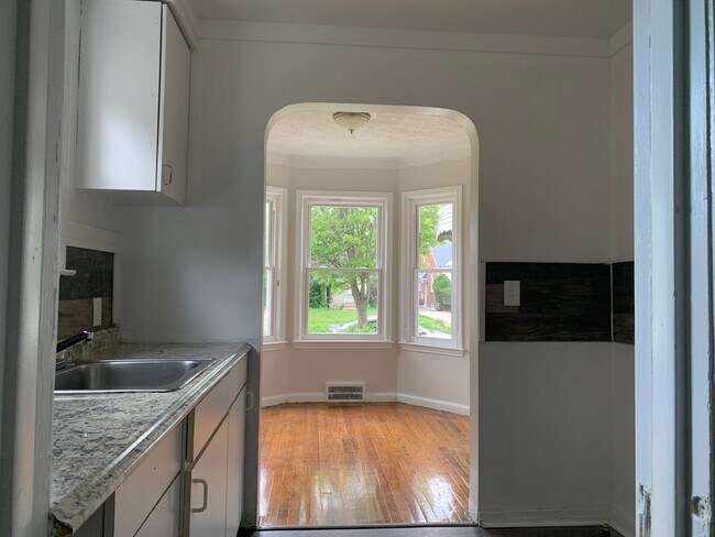 Building Photo - 2 bed 1.5 bath SFH Now Available!