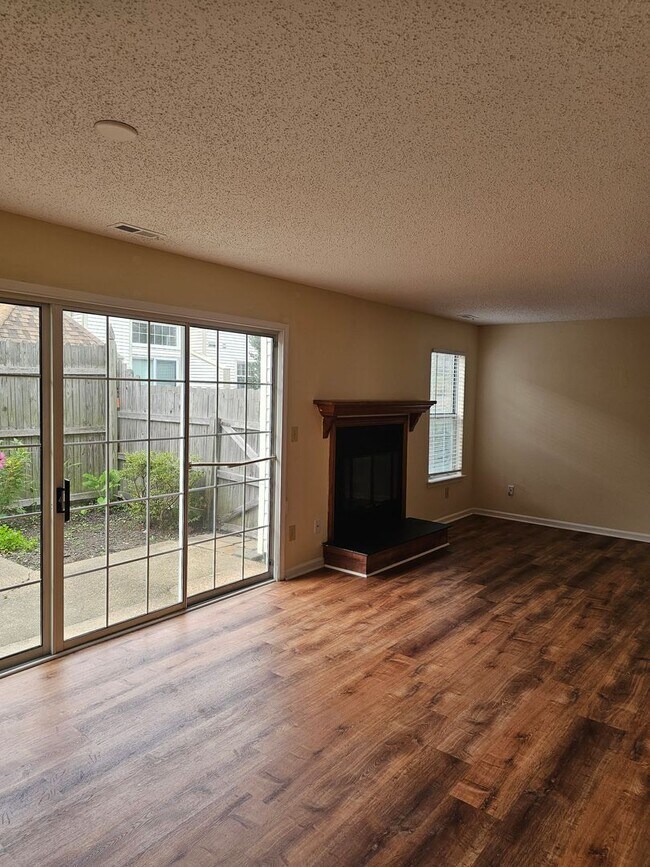 Foto del edificio - 652 Oleander Cir