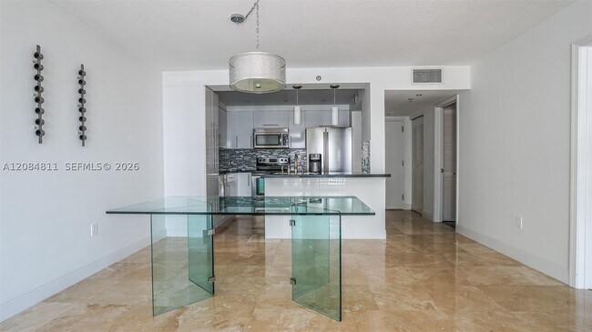 Foto del edificio - 1200 Brickell Bay Dr