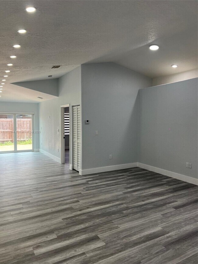 Foto del edificio - 10057 NW 127th St