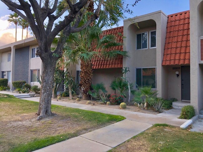 Foto del edificio - 2230 N Indian Canyon Dr