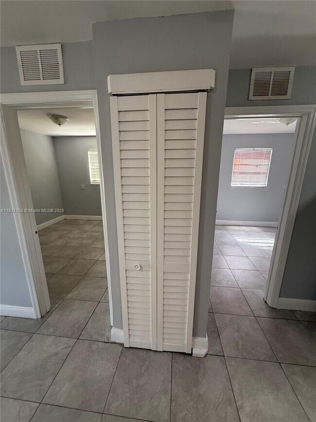 Foto del edificio - 4680 SW 33rd Ave
