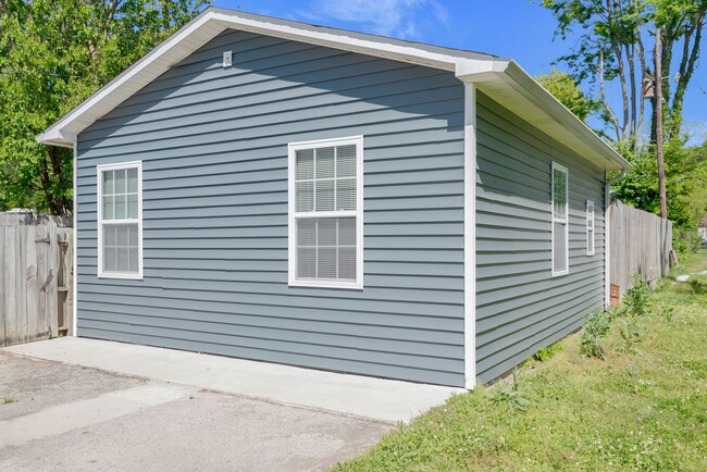 Building Photo - 1017 Stockell St