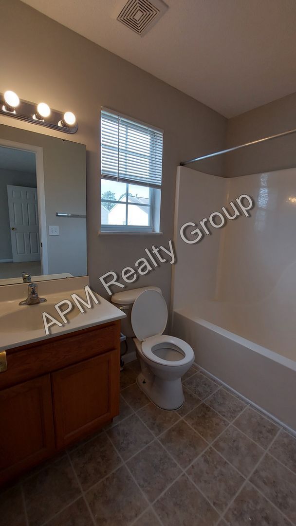 Building Photo - Great Summit Home, Convenient to Sandhills...
