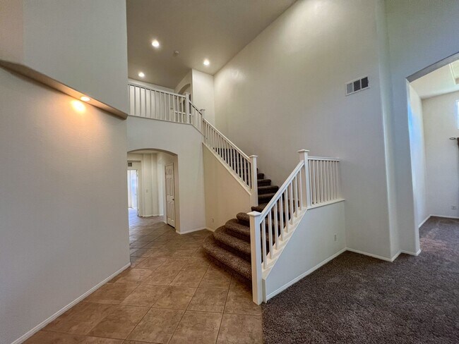 Foto del edificio - Spacious 4 Bedroom 3 Bathroom Home with 3 ...