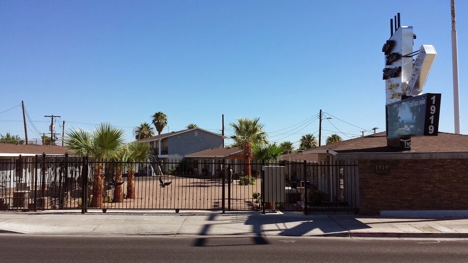 Primary Photo - Palm Piazza Apartments