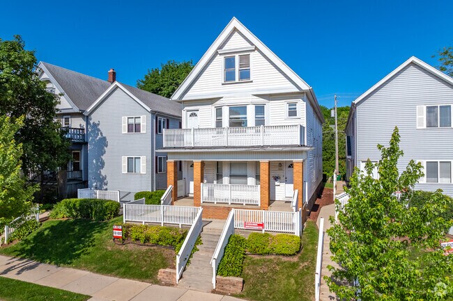 Foto - 3373 N Oakland Ave