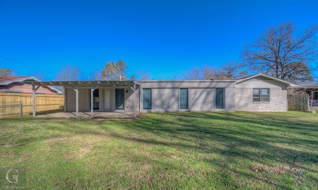 Building Photo - 4 bedroom 2.5 bathroom **$300 OFF 1ST MONTH