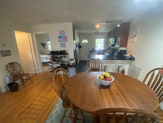 Building Photo - Huge 4 bed 2 bath unit near Northeastern for the upcoming school year with a move in special!