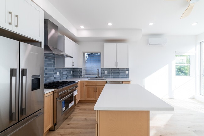 Building Photo - 4369 Rosewood Ave