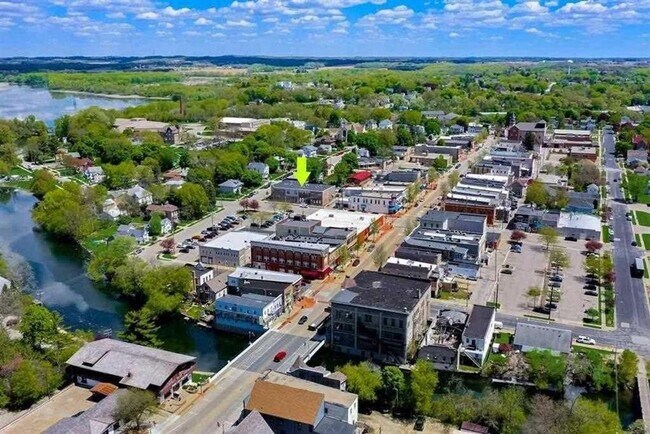 Foto del edificio - Luxury 1-Bedroom Apartment in the Heart of Downtown Stoughton