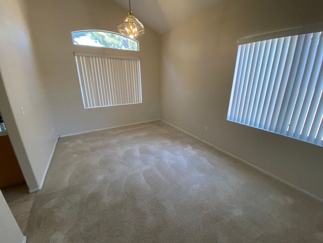Building Photo - 4 bedroom/3 bath home located in Henderson