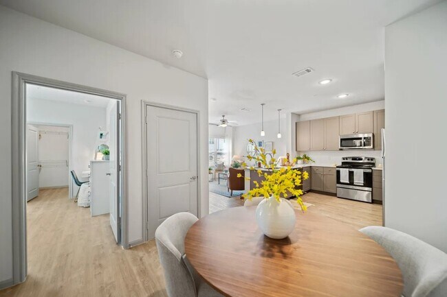 Foto del edificio - Luxe Loft Living: 3BR Apartment with Lofte...