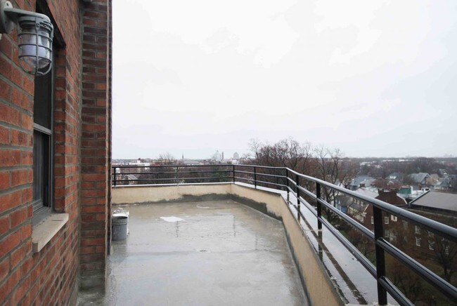 Building Photo - 370 e19