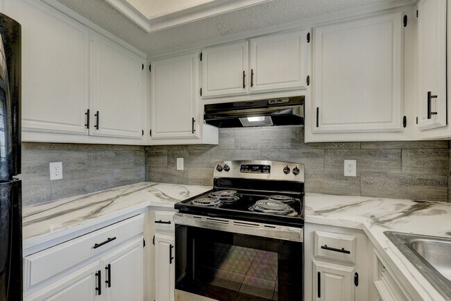 Building Photo - Duplex Available Now!