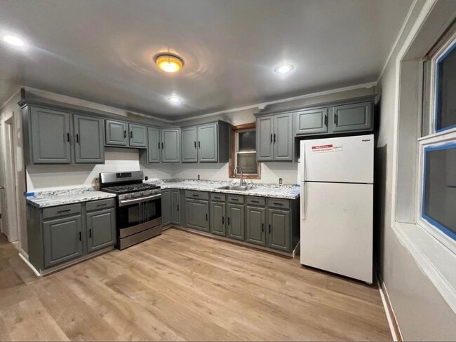 Building Photo - 78 W 51st St