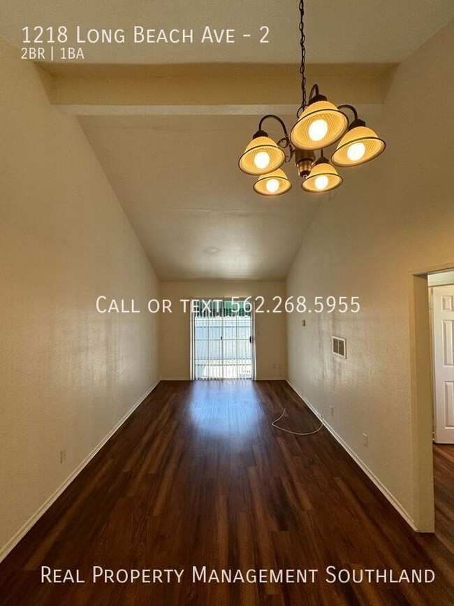 Building Photo - Beautifully Renovated 1 Bed / 1 Bath Apart...