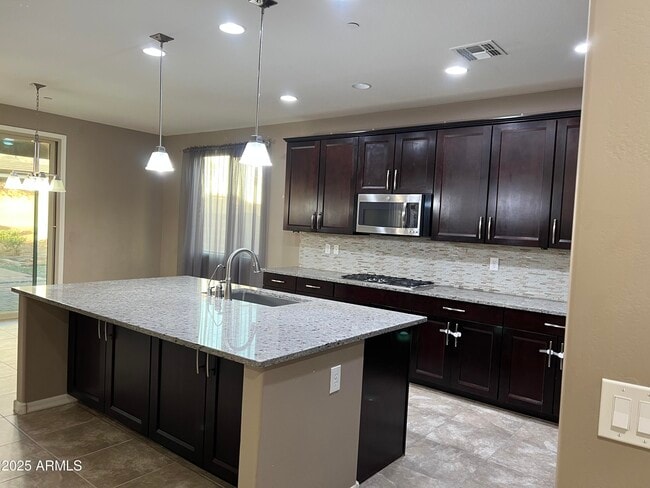 Foto del edificio - 21284 W Almeria Rd