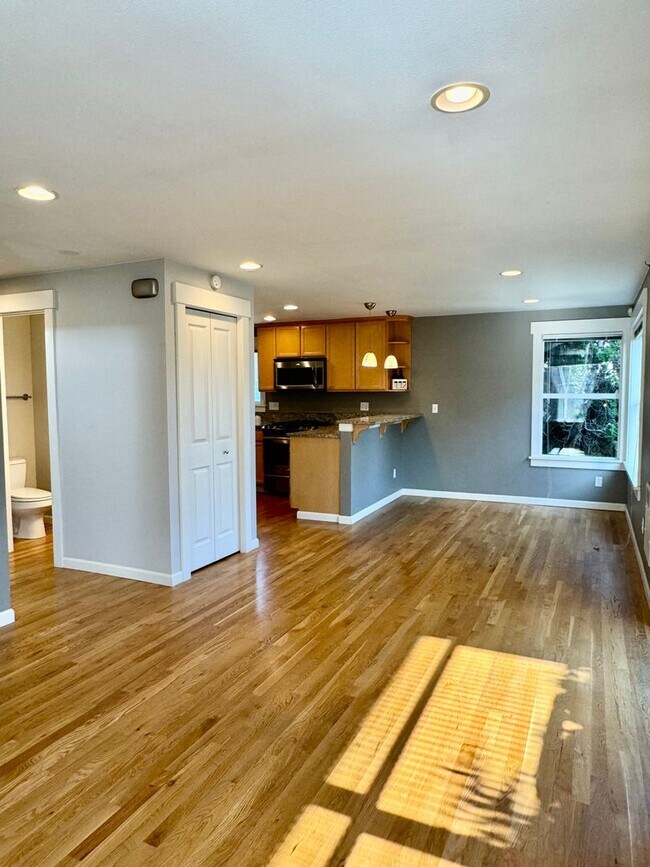 Building Photo - Queen Anne Townhouse