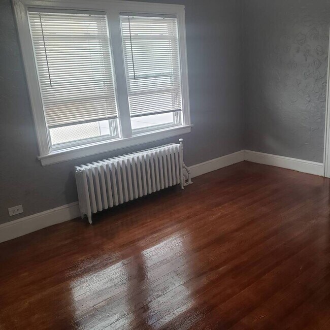 Building Photo - 2156 Strang Ave