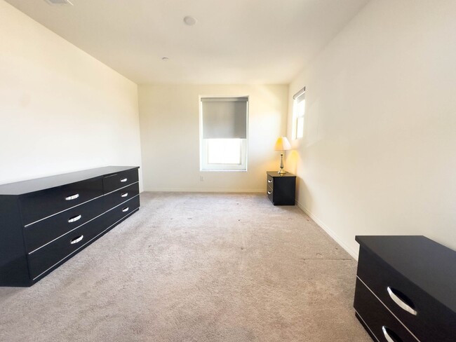 Building Photo - ROOM FOR RENT W/ PRIVATE BATHROOM IN A BIG...