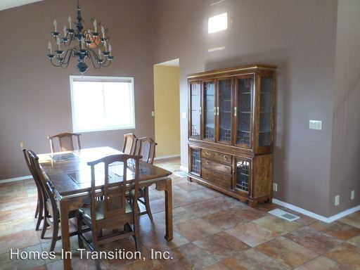 Building Photo - 909 Piedra Larga Pl NE