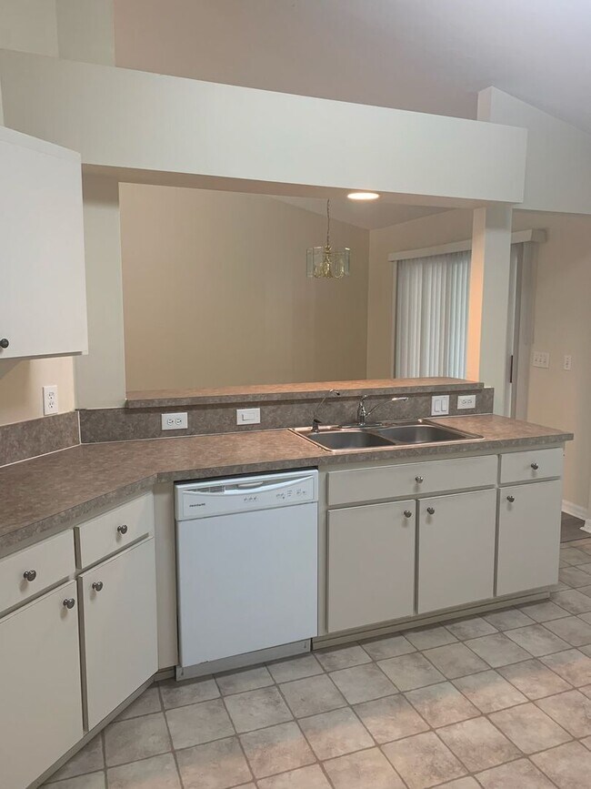 Building Photo - Pool Community in great NW area!