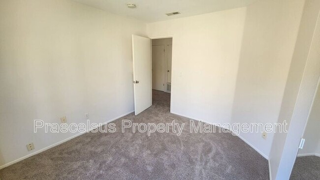 Foto del edificio - 2023 Lakeridge Cir