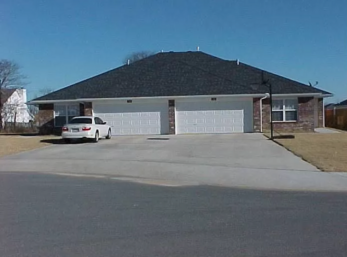 Primary Photo - 3 Bedroom 2 Bathroom For Rent In Centerton!
