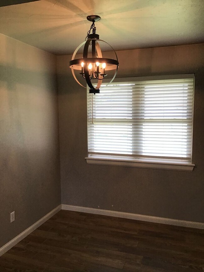 Foto del edificio - 3 bedroom, 1 1/2 baths and a 1 car garage ...