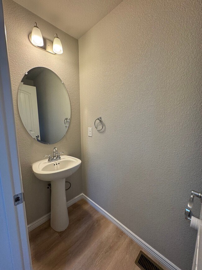 Building Photo - 6802 Galpin Dr