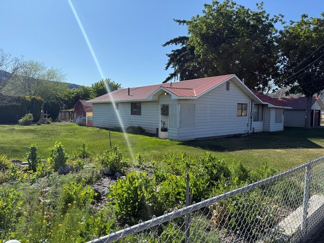 Building Photo - Adorable 1970's Farmhouse - 3 bed 1 bath