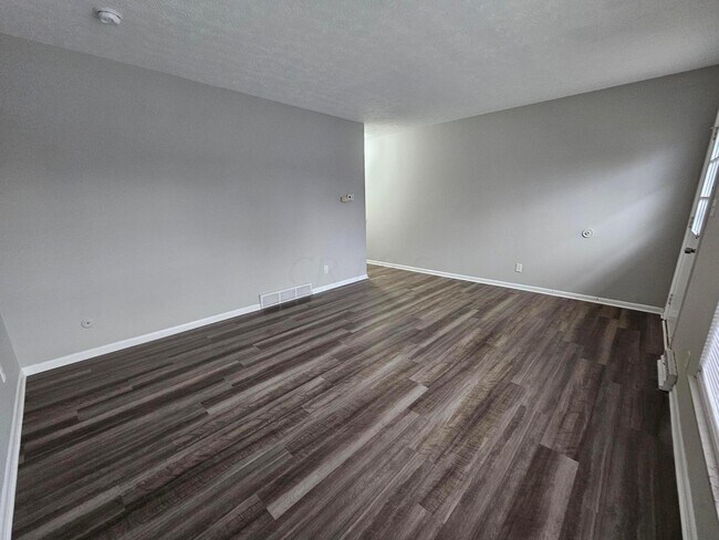 Building Photo - 1950 Hampstead Dr