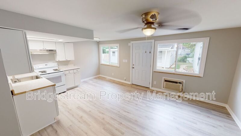 Primary Photo - 1836 Roslyn Ave