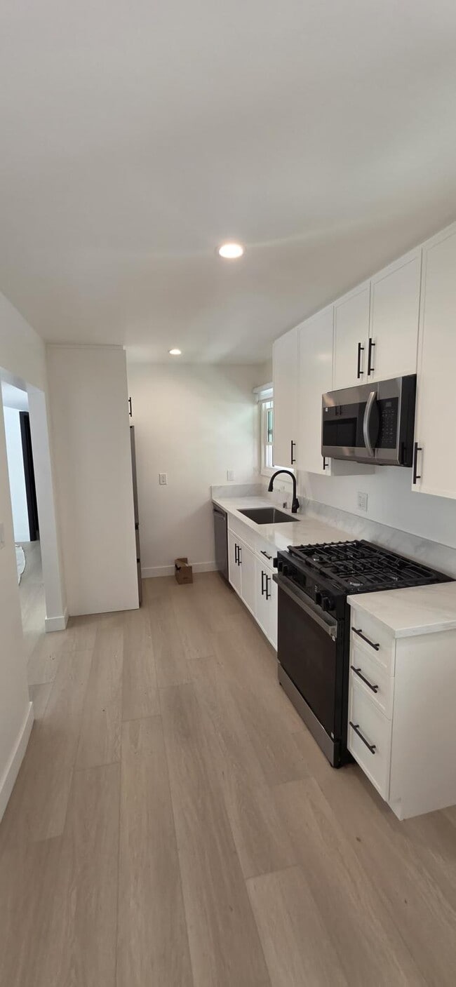 Building Photo - 537 S Catalina St