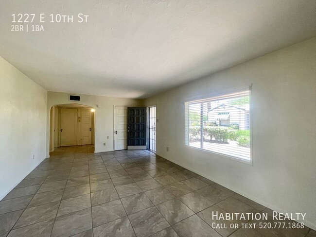 Building Photo - Pre-Lease!! Spacious 2 bed/1 bath Universi...