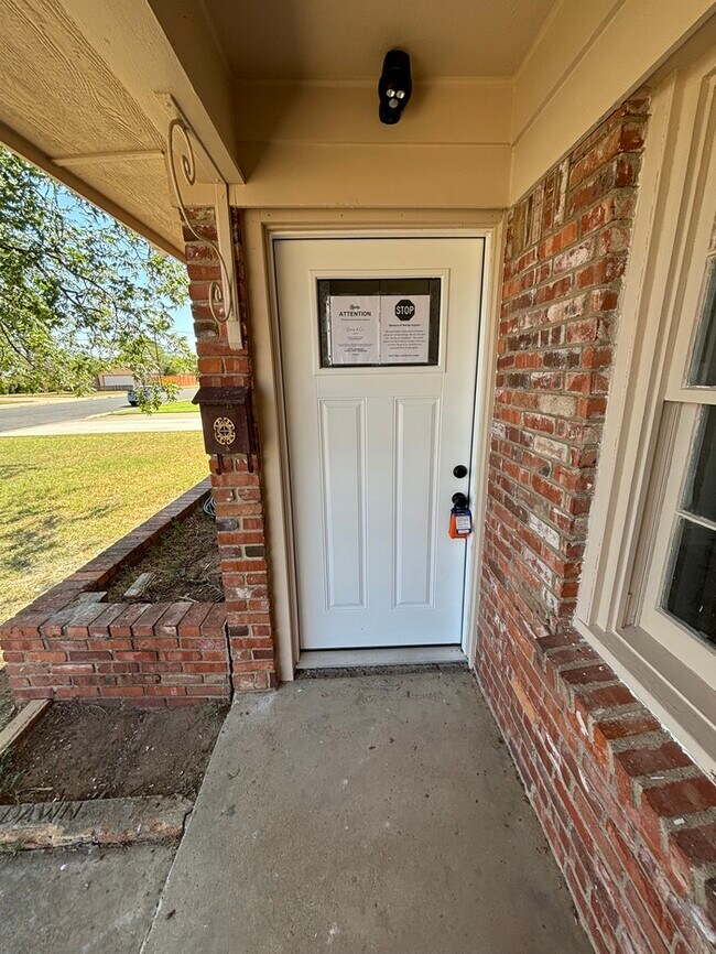 Building Photo - Remodeled 3 bed 2 bath home 1 car garage