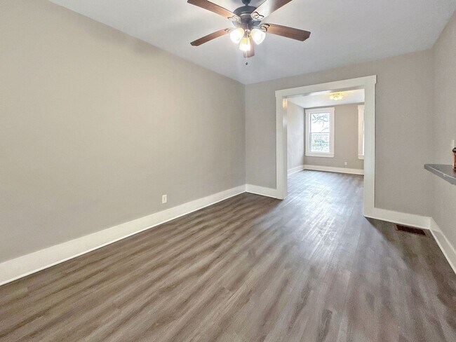 Foto del edificio - Modern Finishes, In-Unit Laundry & Bright Living Spaces