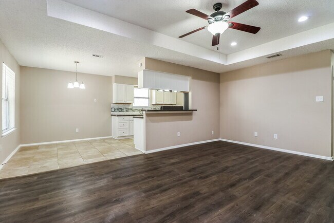 Foto del edificio - 8540 Whitney Dr