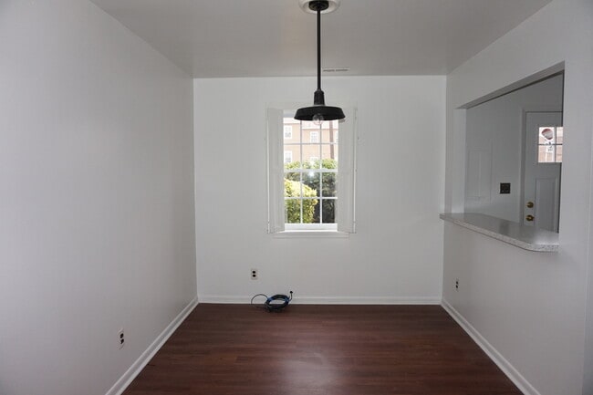 Building Photo - 3BR/1BA Renovated TH Close to Johns Hopkin...