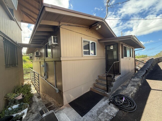 Foto del edificio - Aiea 3-bedroom 2 bath with 1 assigned parking