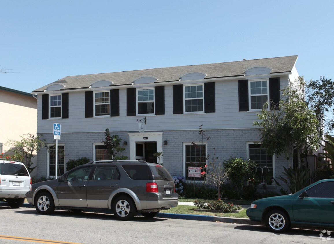 Building Photo - 1734 E 3rd St