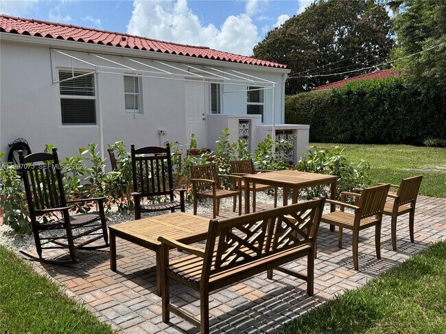 Foto del edificio - 51 Montilla Ave