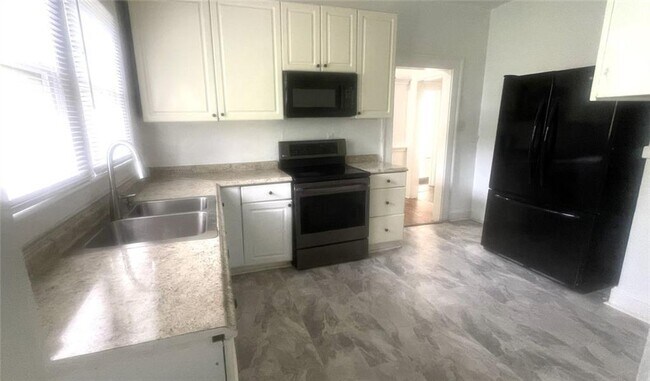 Foto del edificio - 770 N Evelyn Pl NW